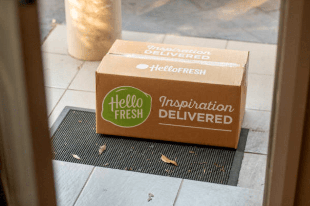 Screenshot 2025-03-28 at 4.26.47 PM Colis HelloFresh déposé devant une porte d’entrée, prêt à être récupéré par le client