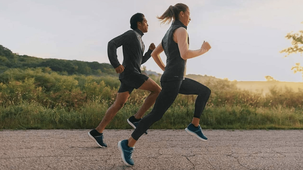 Screenshot 2025-03-31 at 6.19.36 PM Femme et homme faisant du jogging au lever du soleil pour rester en forme