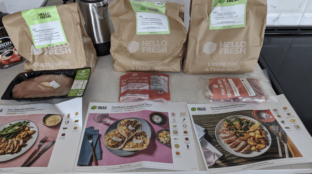 Screenshot 2025-04-11 at 1.18.45 PM Kit repas HelloFresh avec sacs en papier kraft, ingrédients frais et fiches recettes pour trois plats cuisinés à la maison