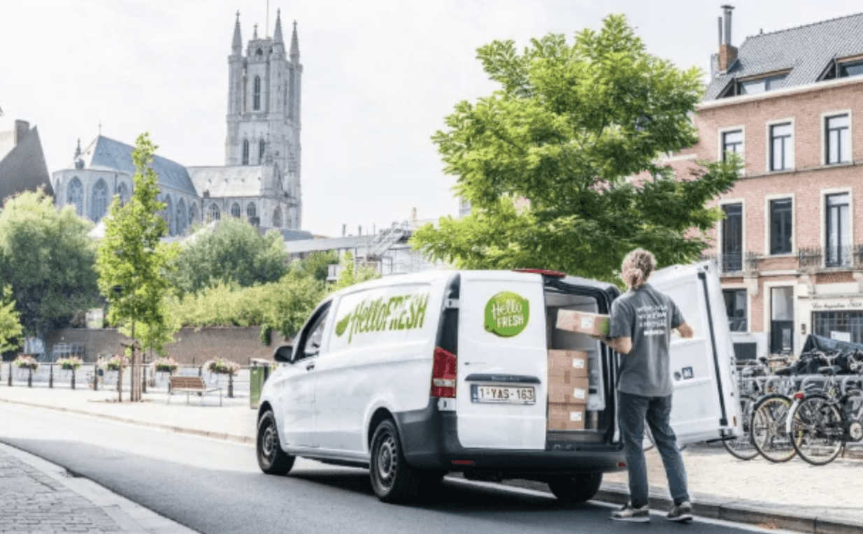 Screenshot 2025-04-23 at 1.00.18 PM Livreur HelloFresh déchargeant des cartons d’un fourgon de livraison