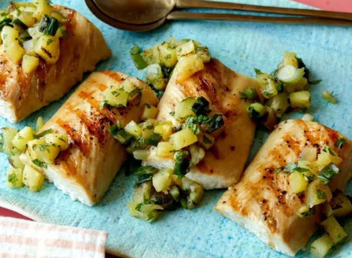 Screenshot 2025-06-06 at 4.39.34 PM Filets de poisson grillé garnis de salsa aux herbes et légumes croquants.