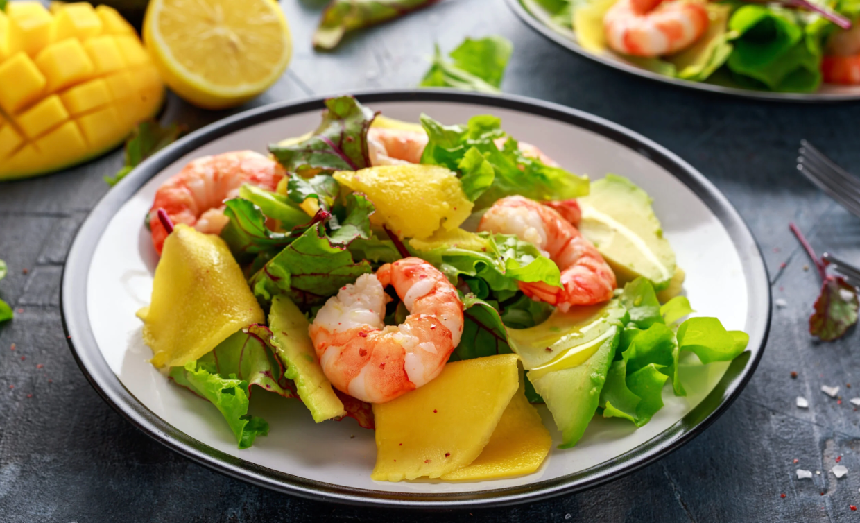 Screenshot 2025-06-06 at 4.48.53 PM Salade fraîche de crevettes, mangue, avocat et jeunes pousses, assaisonnée au citron.