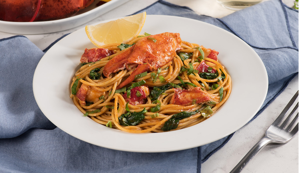 Screenshot 2025-06-06 at 4.50.02 PM Spaghetti au homard avec sauce tomate, épinards frais et citron, plat de pâtes aux fruits de mer.